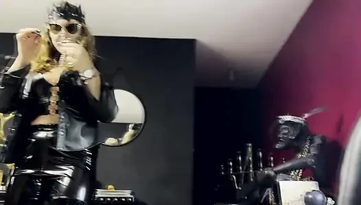 Sıska köle kıza ağır meme kıskaçları