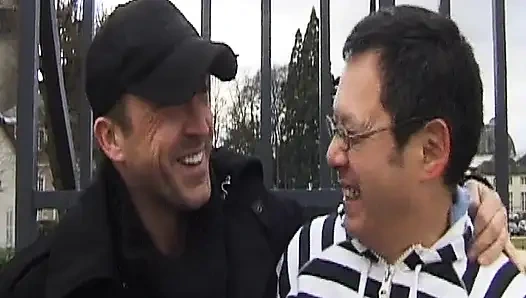 Sarışın Fransız fahişe yüze boşalmadan önce iki yarağa biniyor