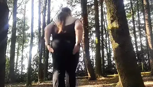 TheLady yaz gününde ormanda teşhir ediyor