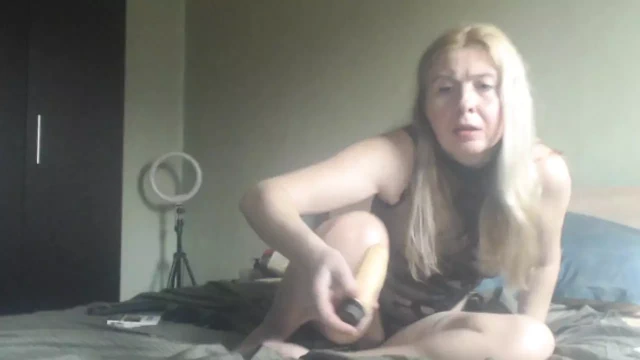 Sarışın ateşli kremsi amcık dildoyla oynamayı ve sabah orgazm olmayı seviyor