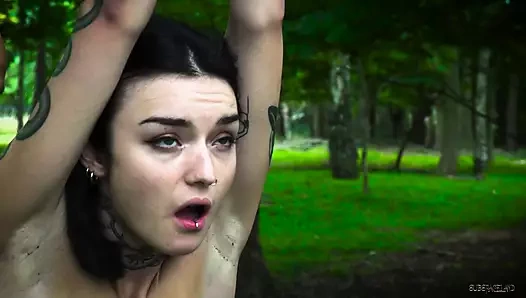 Ateşli itaatkar bebek sert bir sikişiyor ve bdsm pornosunda şaplak atıyor. cum yutma ile biter