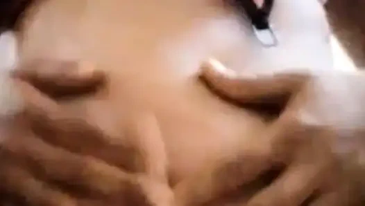 Genç bir kız köyde nasıl banyo yapıyor