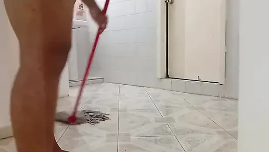 Tombul komşu yeni dairesini temizliyor