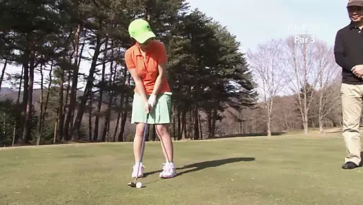 Sonunda kıllı ve azgın amcıklı güzel Japon kadınlarla seks yapılan golf oyunu