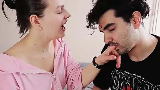 parmaklarını ilk kez ısırıyor