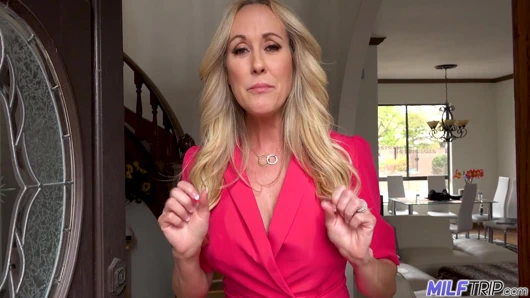 Orta yaşlı seksi kadın Brandi Love röportajdan sonra dölleniyor