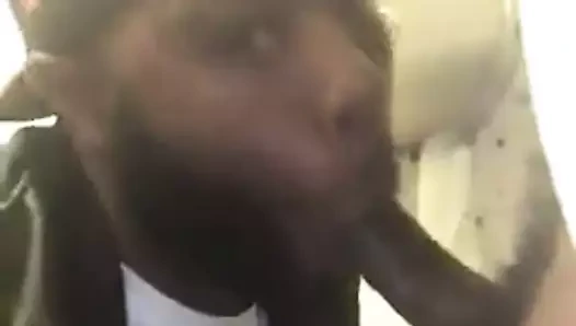 Banyo tezgahında kafa