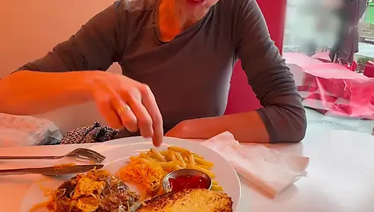 Tamamen dolgun üst giyen bir restoranda öğle yemeği yiyorum pirsingli meme uçlarımı ve seksi göğüslerimi teşhir ediyor