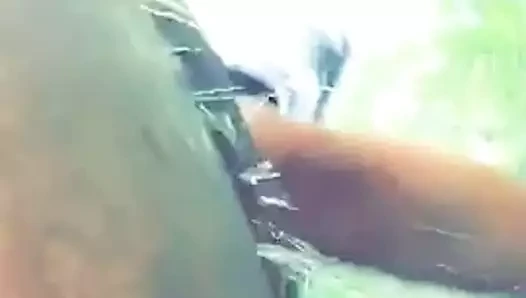 Hum une femme fontaine en pleine nature