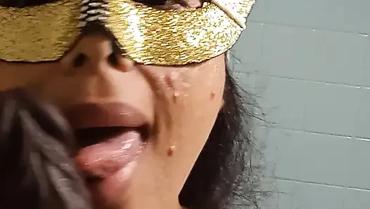 Küçük amcığıma büyük siyah bir dildo koyuyorum ve gerçekten iyi yapıyorum, her şeyi sert bir şekilde sokuyorum