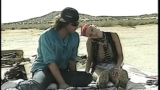 Deri vitesli şehvetli sürtük çölde genç bir delikanlının yarağına biniyor