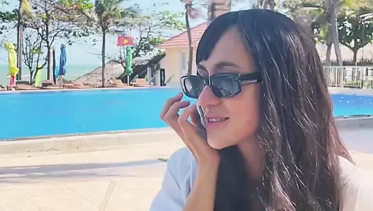 Ben- seksi güzel kız modeli ve hindistan cevizi. Havuz kenarında güzel alarm!