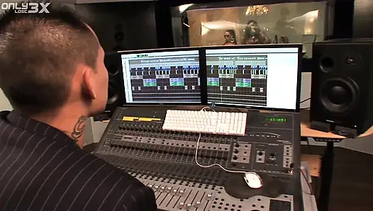 Balon götlü Jasmine Webb ve Romana Ryder bir yarağı sikiyor