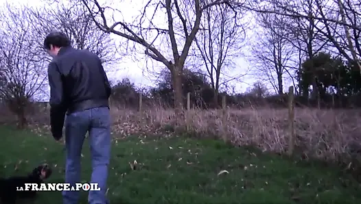 İri göğüslü genç erkek avcısı üvey anne götünü siktiriyor