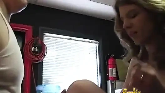 İnce esmer minx şişman bir delikanlıyı seks ayaklarına boşaltıyor