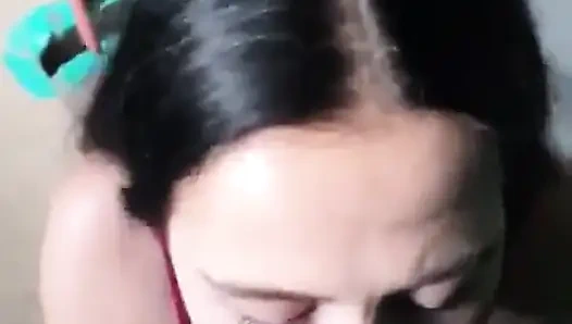 Sürtük komşunun kırmızı elbiseli karısı umumi merdiven boşluğunda beni emiyor