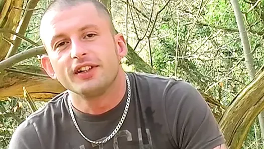 Kel İngiliz amatör masturbates içinde the orman ve cums