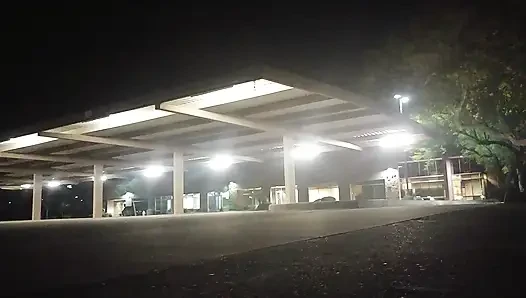 Boş bir otoparkta riskli seks!