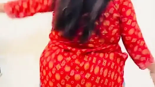 Hintli üvey erkek kardeşinin önünde egzersiz yapıyor, moti gand wali ateşli üvey kız kardeş ko seksi mms