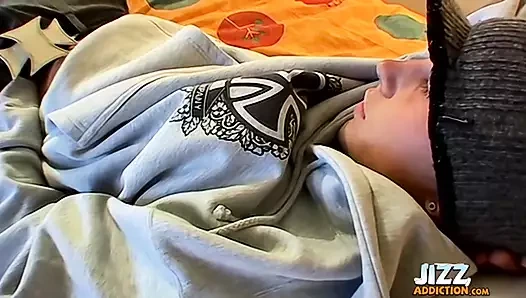 Ateşli kelly cooper prezervatif takarken tek başına mastürbasyon yapıyor