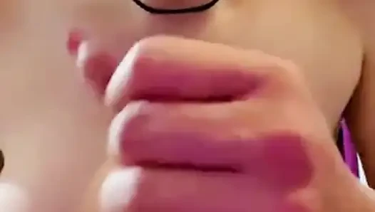 Dildo göğüslerimin arasına giriyor ve emiyor