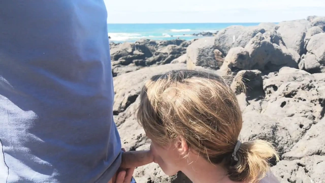 Sahilde insanlarla halka açık heyecan verici oral seks