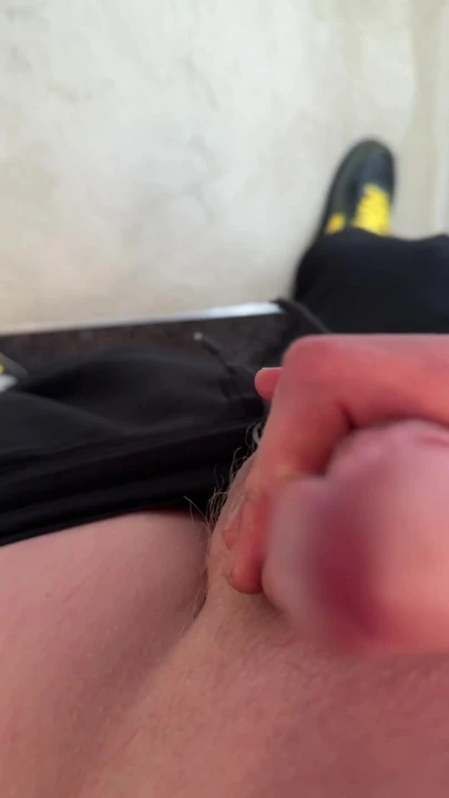 İki delikanlının salonumda sikişiyor