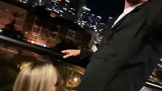 Hermosa chica embarazada follada en el balcón del hotel y en el pasillo
