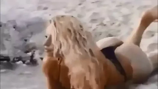 Sahilde poz veren Smok'in seksi sarışın