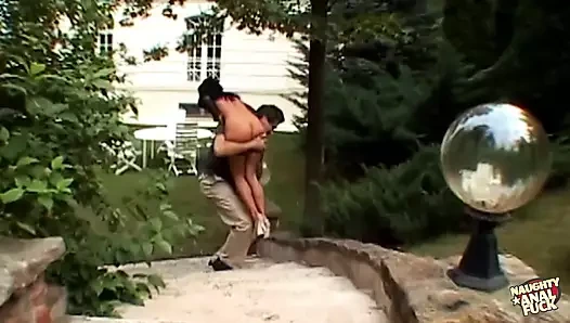 Göt deliği çok açık sikildikten sonra, bu esmer adamlarını ağzına alıyor