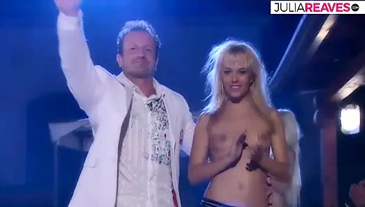 Seksi kız canavar yarakla öğürüyor ve sonra ağzına boşaltıyor