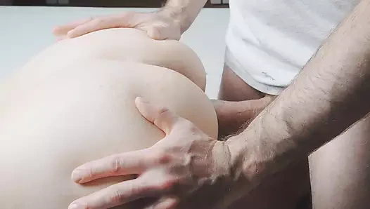 Hiç şüphe yok ki, bu benim favori pozisyonum, beni büyük sert horozuyla doggystyle'a götürdüğünde ve kıçıma boşaldığında bayılıyorum