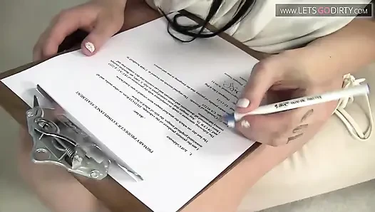 Dövmeli kız amcığını yalatıyor ve sonra ağzına boşaltıyor