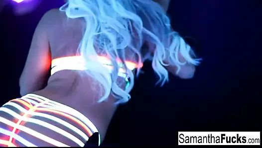 Samantha bu süper sıcak siyah ışık solo içinde kapalı alır