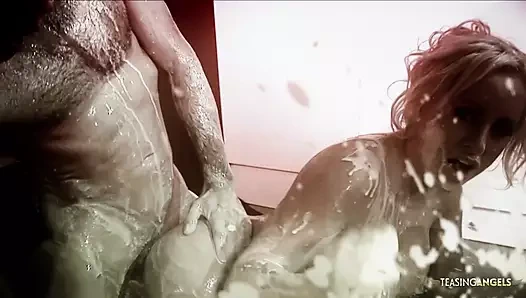 Sarışın sikişmeden önce kendini yemekle kapattıktan sonra ateşli bir fotoğraf çekimi berbat oluyor