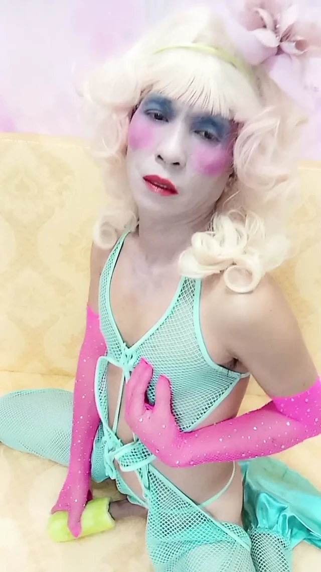 Oanh Le transgender seksi kıyafetler giyerek yapay bir kutu ile oynayan porno