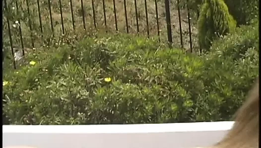 Olgun açlıktan ölmek üzere olan bayan darbeler ve horoz sürmek ve ağzını meni dolu alır