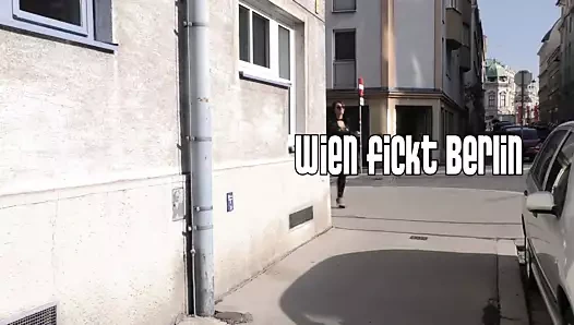 Biseksüel tatlılar bir berlin erkeğinin boşalmasını paylaşıyor