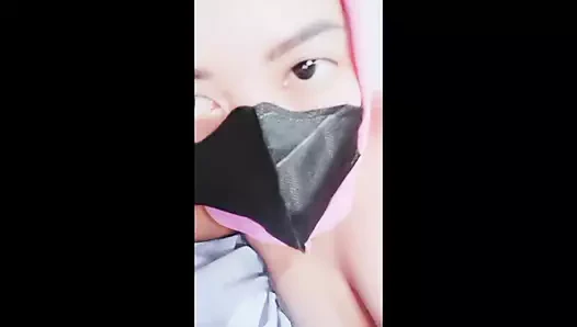 Tesettürlü kadın odada yapay penisle oynuyor