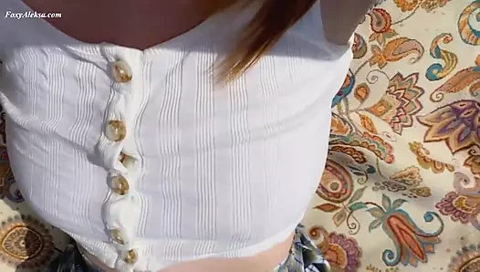 Parmaklar parkta minyon amcığı ovuyor. Külot altında açık havada mastürbasyon.