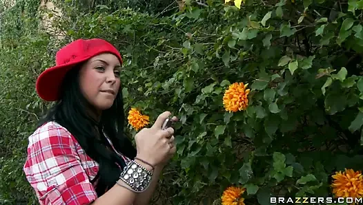 Gençler büyük seviyor - Rebecca Blue yüzünün bir yarak boyutunu bulana kadar tek başına oynuyor