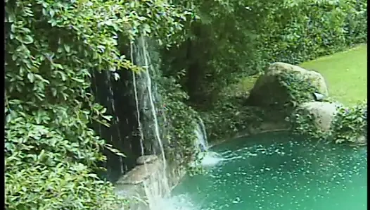 Asılı damızlık gets onun büyük horoz derin boğazlı tarafından dik sarışın karma eğitim yapan