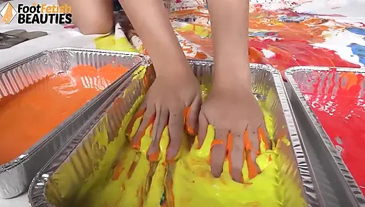 Esmer diva ödüllü bir sanat yaratmak için ayaklarını ve ellerini boyayla kaplıyor