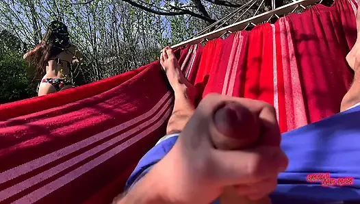 Üvey erkek kardeşim beni gözetliyor ve götüme mastürbasyon yapıyor