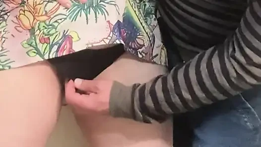 Metroda seksi kıllı amcık patronu tarafından parmaklanıyor