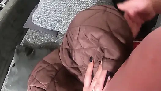 İşeme, boşalma ve deli gömleği takıntılı oral seks, altın duş ve ıslak fetiş oyunu