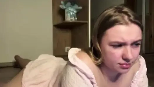 Büyük bir yarakla anal sikişiyor