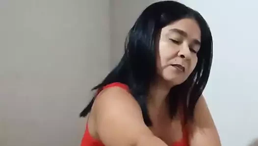 Üvey annenin egzersizlerini yaparken izliyorsun ve garip bir şekilde çekici geliyor