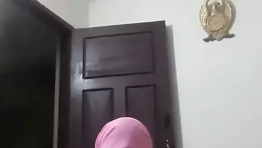 Hintli ev hanımı yatak odasında parmak masajı