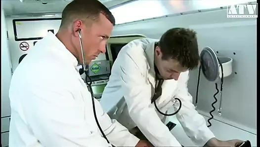 Sarışın saçlı sürtük Britney tüm deliklerini bir adam tarafından dolduruyor